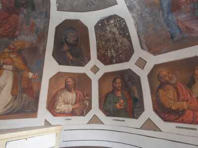 Sul muro di destra vi sono poi tempere di San Paolo, San Giuda Taddeo e San Bartolomeo